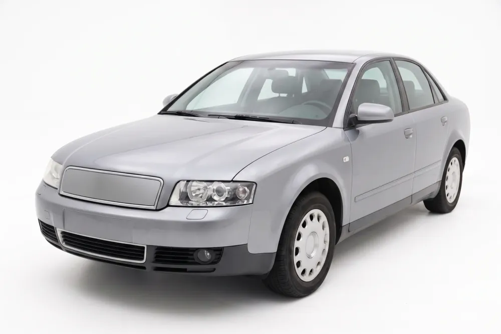 Dieselbe Limousine nach der Instandsetzung, Front und Lack wieder einwandfrei
